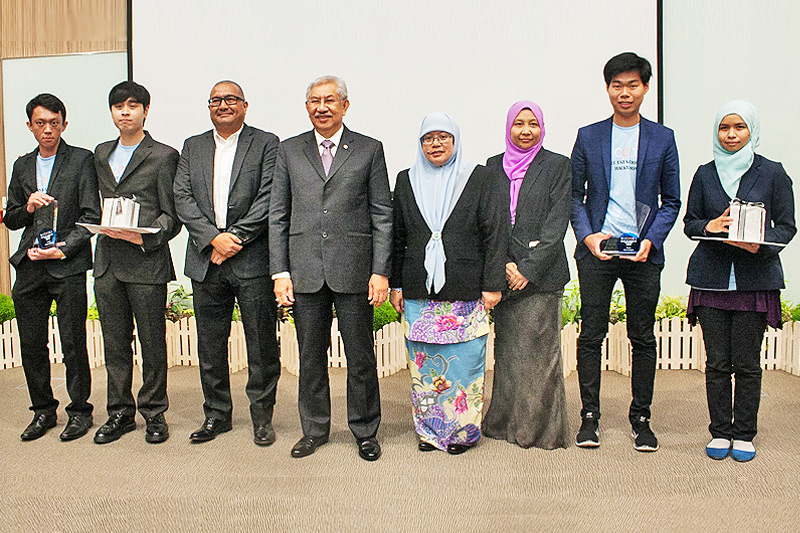 Pehin Orang Kaya Laila Setia Dato Seri Setia Awang Haji Abdul Rahman bin Haji Ibrahim, Minister at the Prime Minister’s Office and Minister of Finance II, in a group photo with the winners.