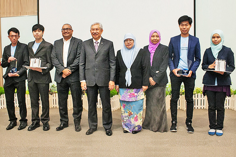 Pehin Orang Kaya Laila Setia Dato Seri Setia Awang Haji Abdul Rahman bin Haji Ibrahim, Minister at the Prime Minister's Office and Minister of Finance II, in a group photo with the winners