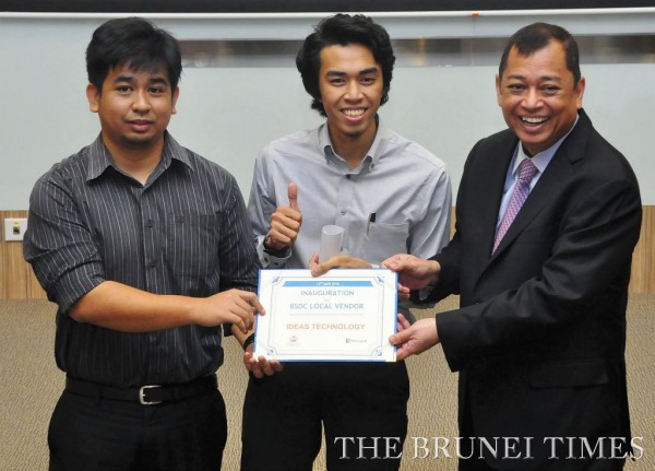 Minister of Energy and Industry at the Prime Minister’s Office YB Pehin Datu Singamenteri Colonel (Rtd) Dato Seri Setia (Dr) Hj Mohammad Yasmin Hj Umar (R) presenting a certificate during the BSDC Camp Graduation and Inauguration of BSDC Local Partners