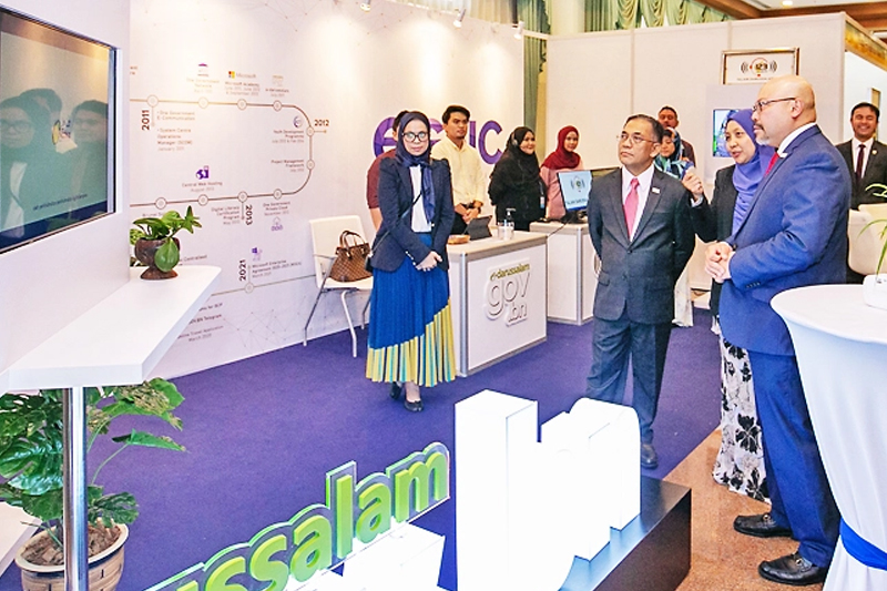 Minister of Primary Resources and Tourism Dato Seri Setia Awang Haji Ali bin Apong and Minister of Transport and Infocommunications Dato Seri Setia Awang Abdul Mutalib bin Pehin Orang Kaya Seri Setia Dato Paduka Haji Mohd Yusof at EGNC booth