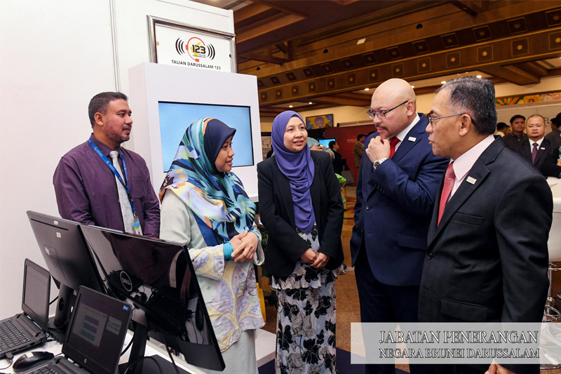 MENTERI Sumber-Sumber Utama dan Pelancongan bersama Menteri Pengangkutan dan Infokomunikasi meninjau booth pameran daripada Talian Darussalam 123