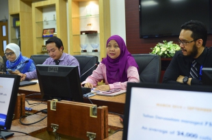 PENGARAH Pusat Kebangsaan E-Kerajaan, Dayang Mazriyani binti Haji Abdul Ghani pada sidang media mengenai Talian Darussalam 123 (TD123) yang memperkenalkan dua saluran baru untuk orang ramai membuat aduan atau mengemukakan pertanyaan. 
