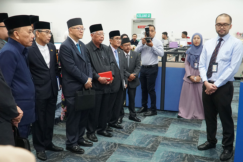 LAWATAN kerja Yang Berhormat Ahli-Ahli MMN ke EGNC bertujuan adalah untuk melihat dengan lebih dekat lagi perkhidmatan-perkhidmatan yang ditawarkan oleh pusat berkenaan sebagai persediaan bagi Sesi Muzakarah Yang Berhormat Ahli-Ahli MMN dengan Kementerian