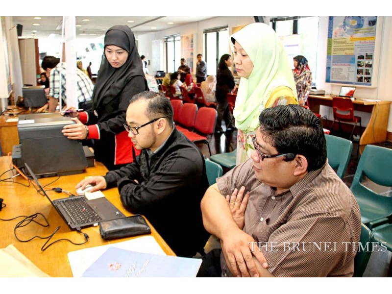 Ministry of Development (MoD) staff registering with the government job portal during e-Darussalam clinic at the ministry.